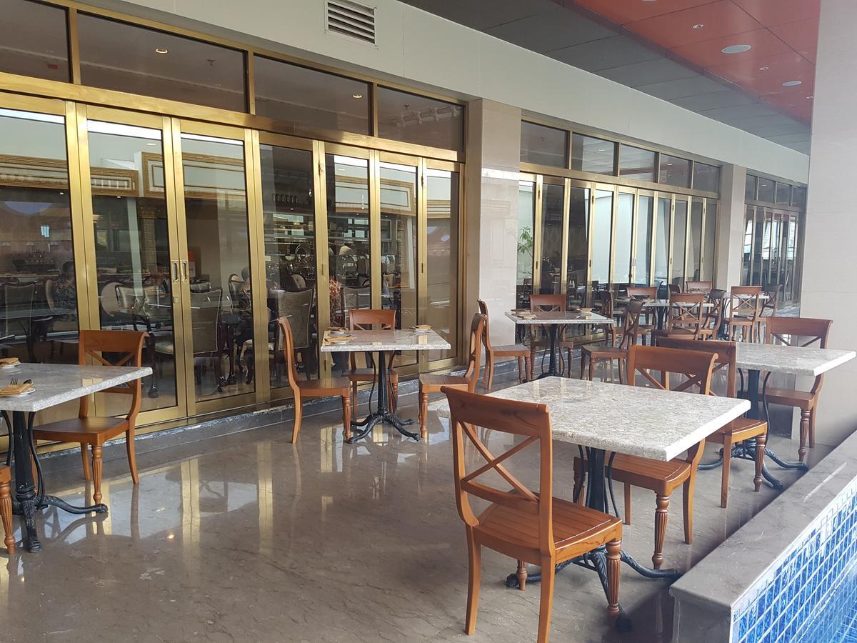 Myko Hotel & Convention Center Makassar Exterior foto